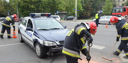 Kierowca bez prawka wjechał w radiowóz