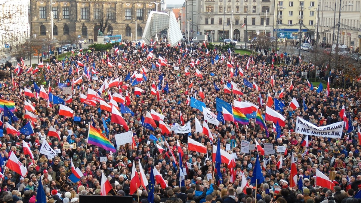 Zwolennicy Komitetu Obrony Demonstracji po raz kolejny wyjdą na ulice polskich miast. Marsze ruszają o godzinie 12. Odbędą się one pod hasłem "W obronie Twojej wolności". Demonstracje odbędą się także poza granicami Polski. Poprzednie marsze KOD przyciągnęły łącznie dziesiątki tysięcy sympatyków.