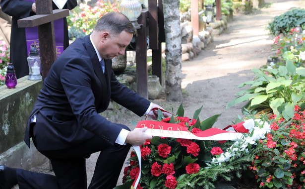 Prezydent Duda złożył wieniec na grobie Tadeusza Mazowieckiego. Zobacz WIDEO