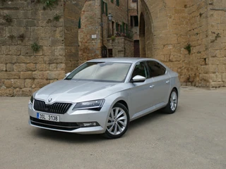 Nowa Skoda Superb imponuje designem.