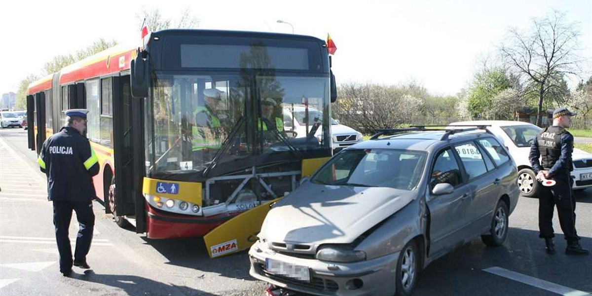 Autobus wbił się w auto