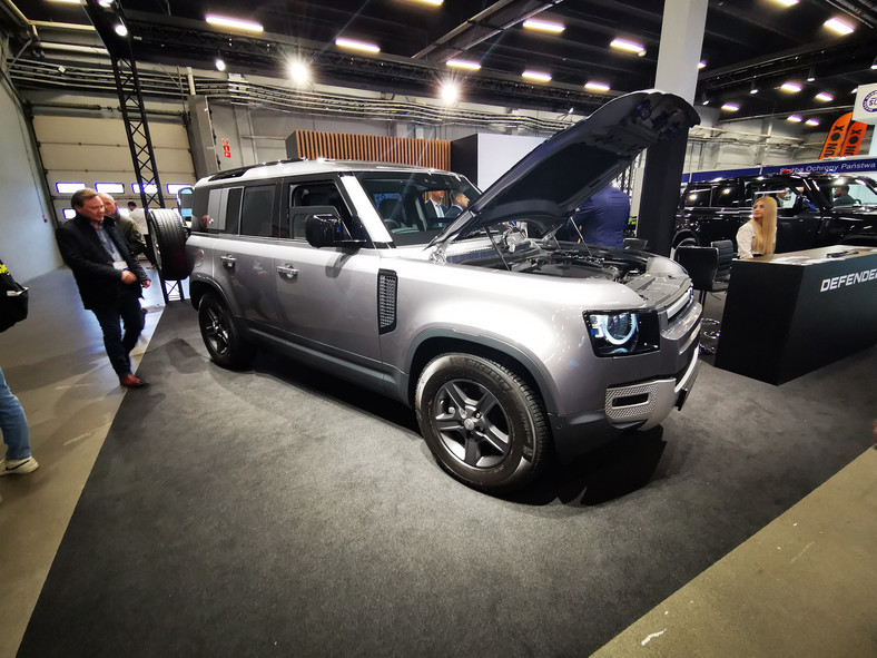 Do grona firm oferujących auta opancerzone dołączył Land Rover. Opancerzonego Defendera przegotowała firma Trasco Bremen, ale jest to "oficjalna konwersja", czyli auto zachowuje gwarancję producenta. Dzięki zastosowaniu elementów kompozytowych samochód jest tylko o kilkaset kg cięższy od wersji standardowej. 