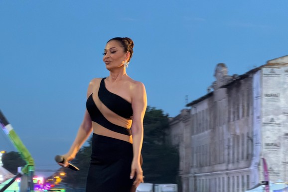 IZAZOVNA HALJINA PRIPRIJENA UZ TELO I ZALIZANA KOSA Ceca prvi put u životu nastupa u Rumuniji: Raspametila stajlingom (Video)