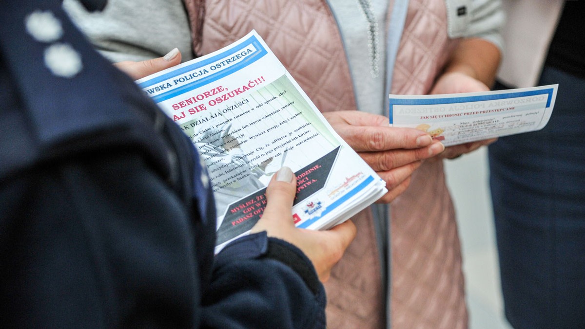 "Seniorze, nie daj się oszukać!" - pod takim hasłem gorzowska policja prowadzi akcję edukacyjną, mającą na celu ostrzeżenie osób starszych przed oszustami, którzy wyłudzają pieniądze. Podając się za policjantów, hydraulików czy członków rodziny, często pozbawiają seniorów oszczędności życia. Funkcjonariusze z pomocą pracowników Poczty Polskiej będą instruować seniorów, jakie środki ostrożności należy zachować, aby nie dać się oszukać.