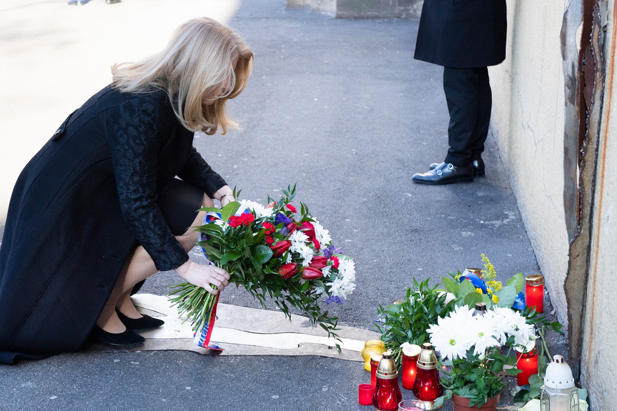 Prezidentka SR Zuzana Čaputová počas uctenia si pamiatky Jána Kuciaka a Martiny Kušnírovej pri symbolickom pamätníku na Námestí SNP.