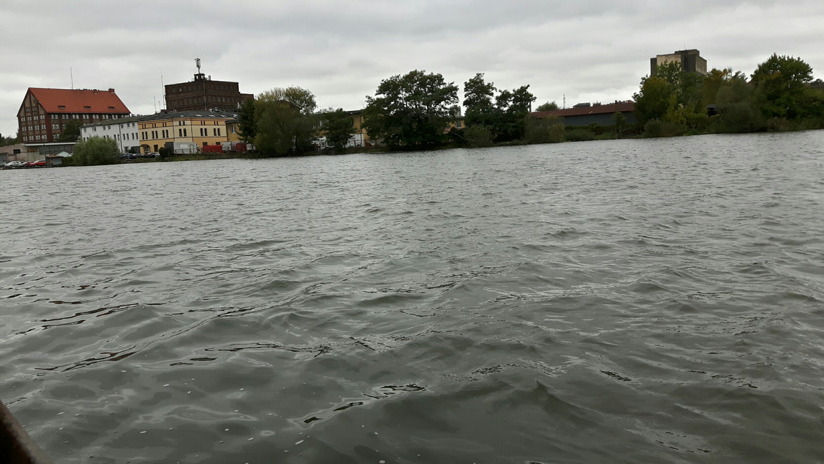 Środkowym odcinkiem Odry przemieszcza się fala wezbraniowa, która spowodowała podniesienie się poziomu rzeki w województwie lubuskim. Odra przekracza stany alarmowe na kilku wodowskazach w regionie; nie ma zagrożenia powodzią, podtopienia są lokalne i niegroźne.