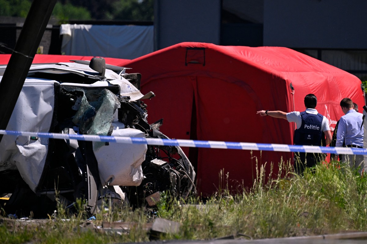 Pociąg zderzył się z autobusem szkolnym. Katastrofa kolejowa w belgijskim Buggenhout
