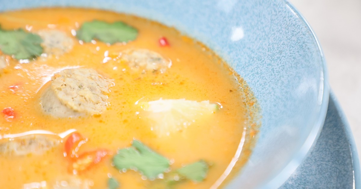 Przełam rutynę. Żurek z orientalnym twistem i białą kiełbasą