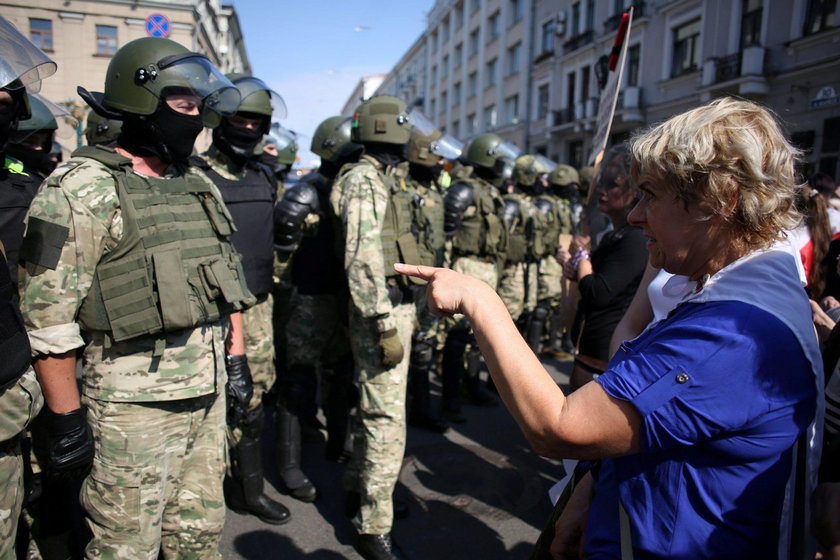 Białoruś: Aleksander Łukaszenka z karabinem i w kamizelce kuloodpornej