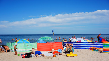 Nadbałtycka plaża parawanem stoi. Po alkoholu w Polakach uruchamia się ułańska fantazja
