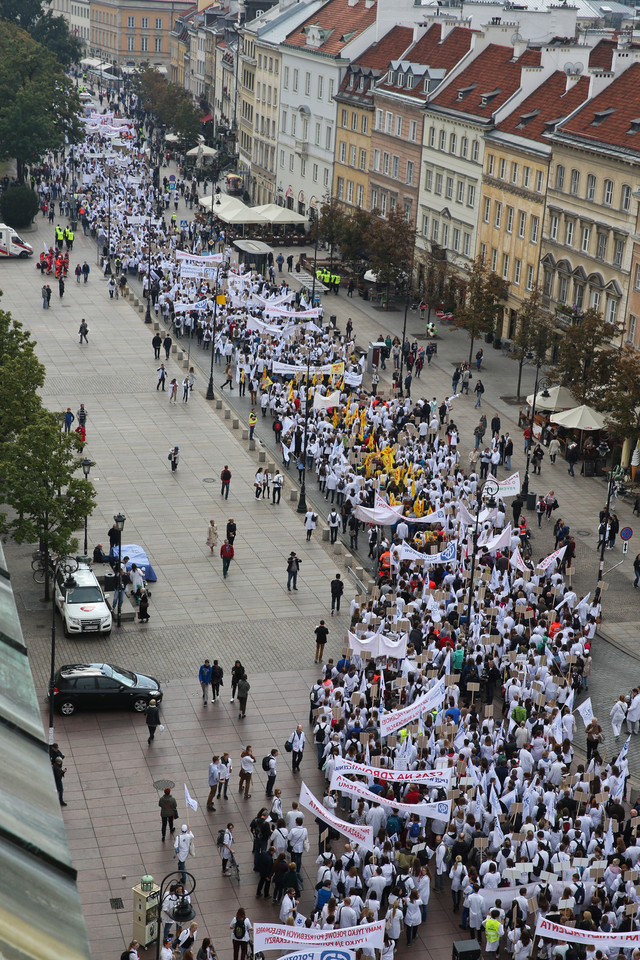 WARSZAWA MARSZ PRACOWNIKÓW SŁUŻBY ZDROWIA (uczestnicy marszu)