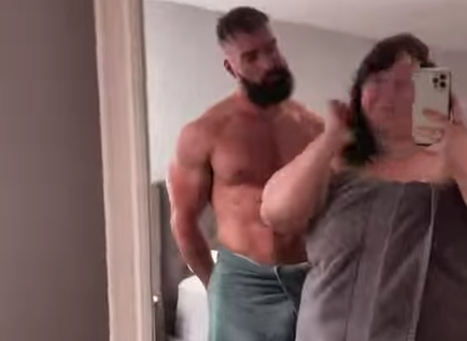 Žena je na internete terčom útokov kvôli sexy manželovi.