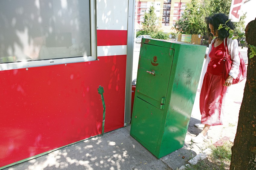 Tinejdžeri su sa pumpe ukrali sef od 150 kilograma i odgurali ga na kolicima za kupovinu u komšiluk policije