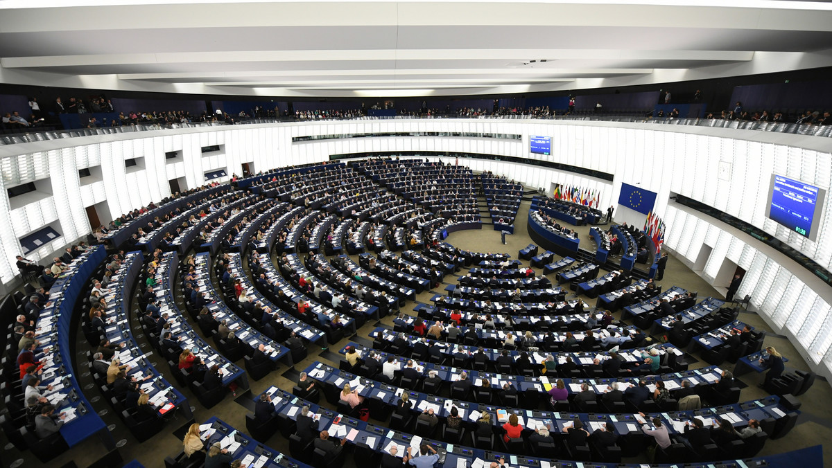 Parlament Europejski w Strasburgu poparł unijną dyrektywę o prawach autorskich. W głosowaniu 348 europosłów było za, 274 przeciw, a 36 wstrzymało się od głosu. Polacy w PE byli podzieleni podczas głosowania. Przeciwko jej przyjęciu zagłosowało 32 europosłów z Polski. Za przyjęciem było siedmiu Polaków, od głosu wstrzymało się czworo polityków. Przedstawiamy pełną listę głosujących za portalem 300Polityka.pl