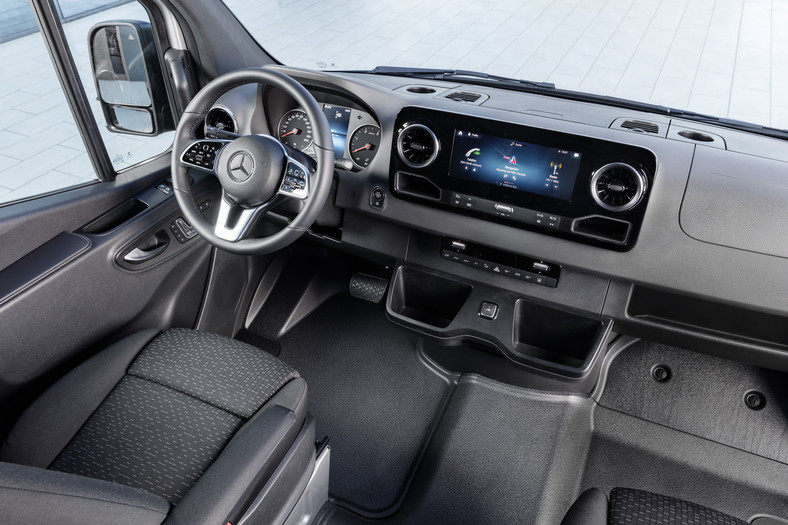 Mercedes Sprinter - największy ekran ma przekątną aż 10.25 cali. Multimedia jak w najnowszej Klasie A