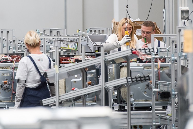 Ostatecznie po kilku miesiącach sąd odsunął syndyk od postępowania związanego ze sprzedażą fabryki i wyznaczył zastępcę, który zgodził się na podpisanie umowy. <br><br> pdo/ pad/<br>fot. (mk/nlat) PAP/Maciej Kulczyński