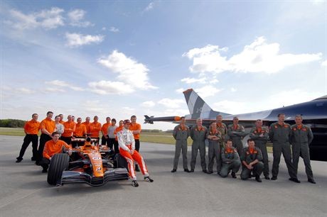 Event 'Full Throttle' Christijan Albers (NLD), Etihad Aldar Spyker Formula One Team and Captain Ralph Aarts Royal Netherlands Air Force. Spyker F1 F8-VII versus RNALF F16 Jet Fighter. Royal Netherlands Air Force base, Volkel, the Netherlands. Friday 20-04-2007.