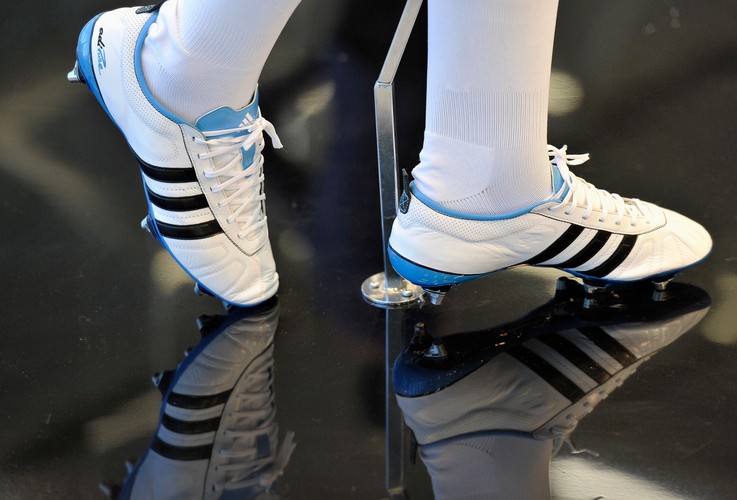 Dwie marki ze świata sportowej odzieży zostały stworzone przez braci. Adi i Rudolf Dasslerowie byli początkowo, w latach 20. XX wieku, właścicielami firmy odzieżowej Dassler Brothers SportShoe, która zaopatrywała Jesse Owensa, podczas Igrzysk Olimpijskich w Berlinie. Firma rozpadła się jednak w 1945 roku, na skutek eskalacji konfliktu pomiędzy braćmi. Nietrudno się domyśleć, który z braci wymyślił nazwę „Adidas”. Na fot. buty marki Adidas