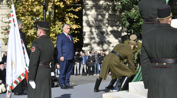 Orbán Viktor miniszterelnök koszorút helyez el a Nemzeti Vértanúk Emlékművénél az újraavatási ünnepségen /Fotó: MTI - Szigetváry Zsolt