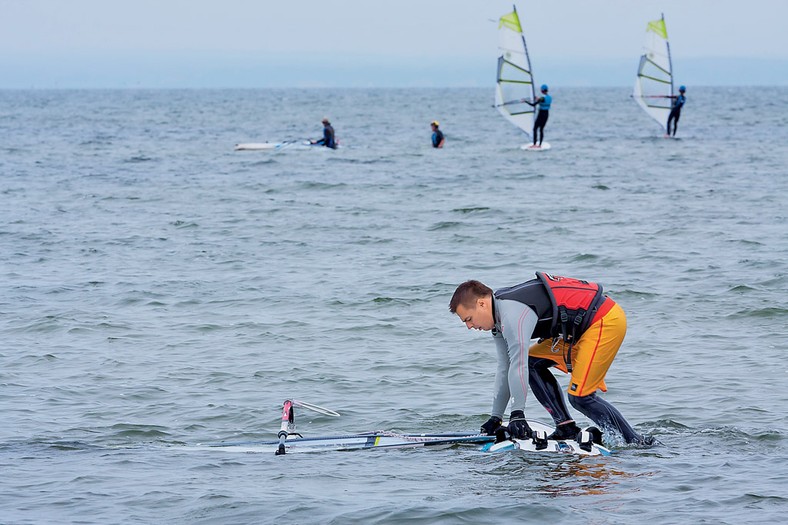 Sporty w terenie kitesurfing i windsurfing: czyli, z deską na falach