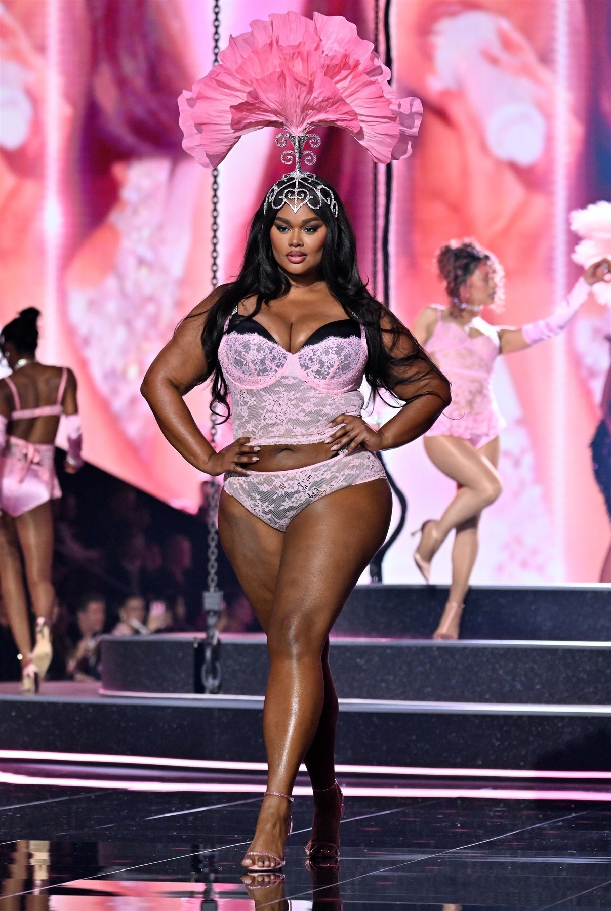 Precious Lee fekete-rózsaszín szettje egyszerre pikáns, mégis cuki.  