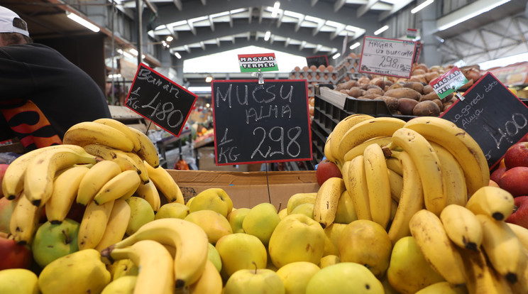 A zöldség és a gyümölcs a piacon még megfizethetőbb, mint a boltban, de nem olcsó/ Fotó: Zsolnai Péter