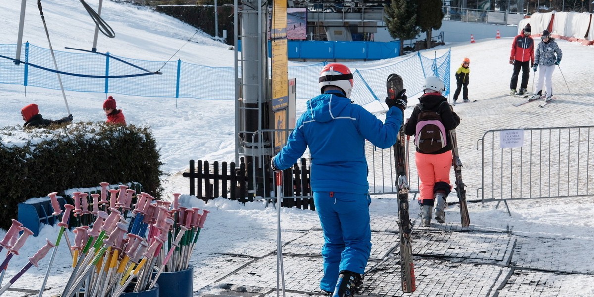 Od piątku w Szczyrku ruszyły wszystkie wyciągi i koleje linowe, zarówno w trzech największych ośrodkach - w Beskid Sport Arenie, na Skrzycznem i w Szczyrk Mountain Resort – jak i tych mniejszych. Od piątku pełną parą ruszyły także wyciągi w Wiśle. 