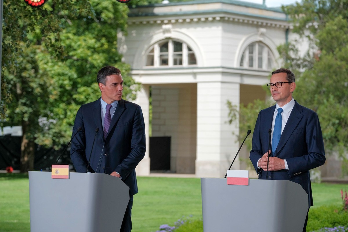 Premier Mateusz Morawiecki (P) i premier Hiszpanii Pedro Sanchez (L)