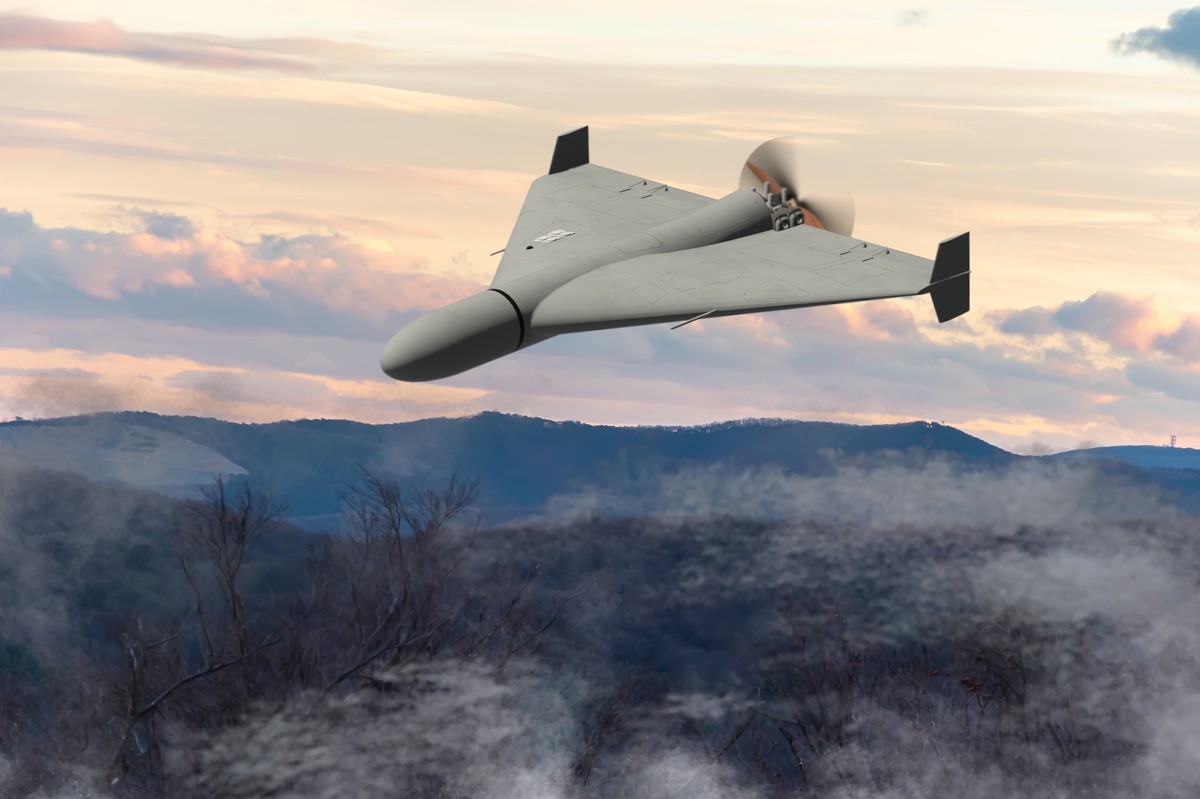 Dron bojowy lecący w powietrzu nad wzgórzami. W tle widać chmury