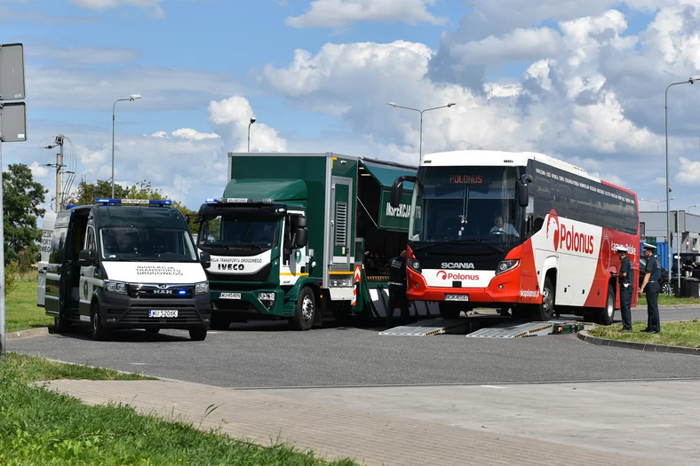 Premier oraz inspektorzy ITD kontrolują autokar spółki PKS Polonus