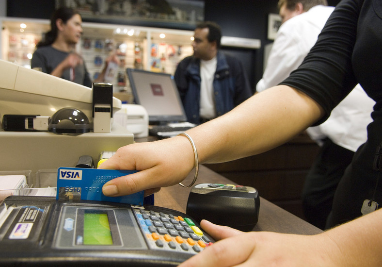 Każdy turysta wybierający się w zagraniczną podróż powinien zatroszczyć się o kartę kredytową. Taka opcja płatności sprawdza się szczególnie podczas zakupów w miejscowych sklepach.