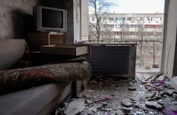 Czernihów oblężony. Ludzie uciekają z miasta na piechotę