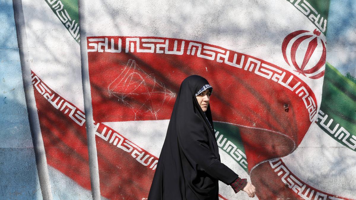 Irańska kobieta na ulicy w Teheranie