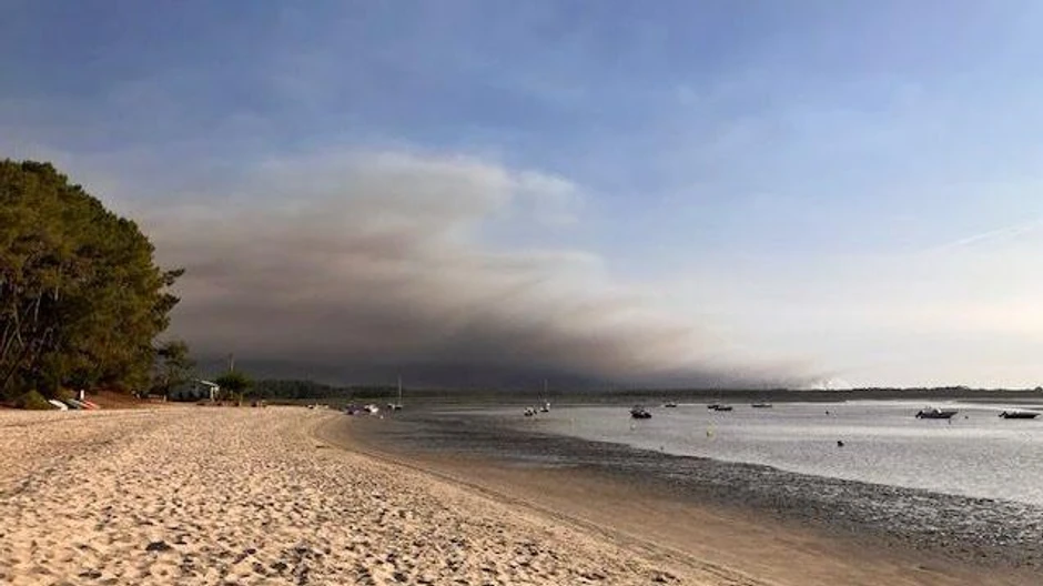 Nebo iznad poluostrva Leže-Kap-Fere bilo je tamno od dima 23. jula | Foto: Joanna Kent/BBC