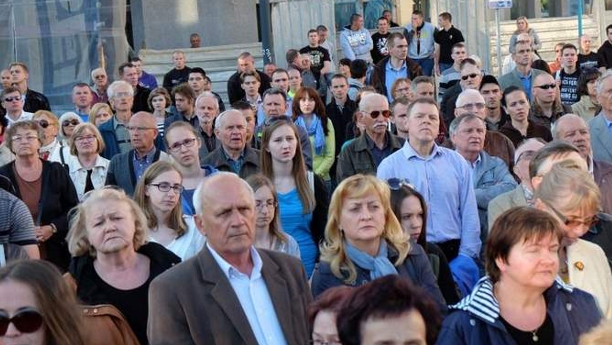 Kilkuset mieszkańców Białegostoku manifestowało swój sprzeciw wobec odczytu sztuki Golgota Picnic, jaki miał miejsce w Teatrze TrzyRzecze przy ul. Młynowej.