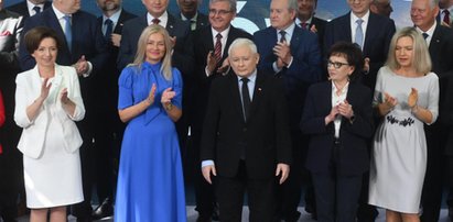 Wpadka goniła wpadkę, najpierw pomylił się Kaczyński, potem to stało się za jego plecami