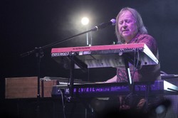 Romuald Lipko dziękuje fanom za wsparcie i mimo poważnej choroby nowotworowej rusza na koncerty. "Bedzie się działo"