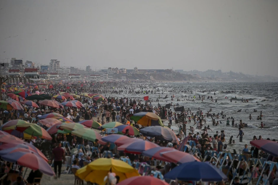 Palestinci na plaži u Gaza Sitiju 7. jula 2023.
