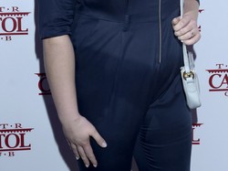 Trudno byłoby się ubrać gorzej... Elżbieta Romanowska w kombinezonie