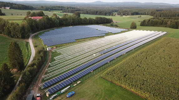 Wystarczy sześć lat, by zastąpić węgiel i gaz odnawialnymi źródłami energii i zarobić