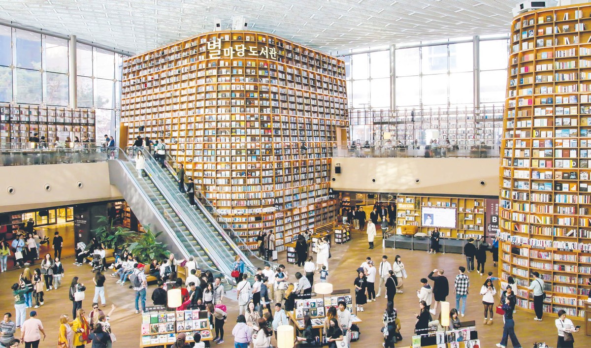 Biblioteka Starfield w centrum handlowym Starfield COEX Mall w Seulu. 24 marca 2024 r.
