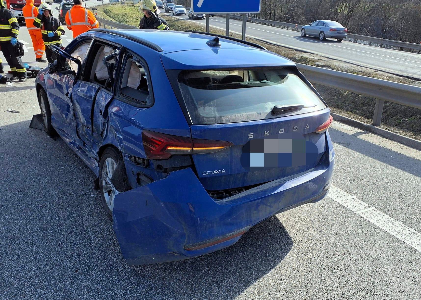 Dopravná nehoda nákladného a osobneho automobilu v čadci.