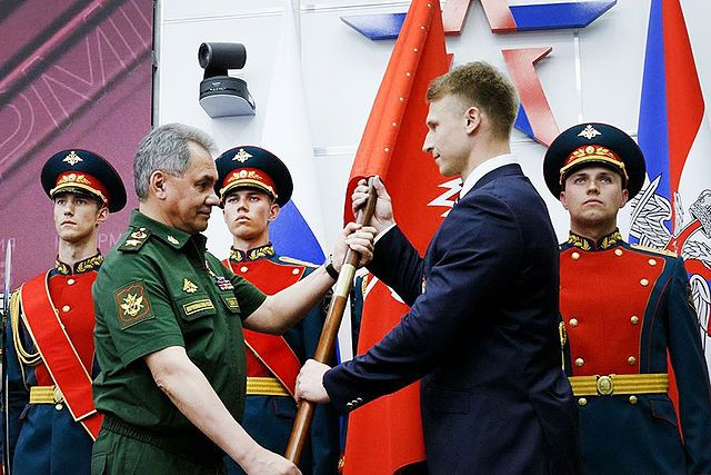 Minister obrony Rosji Siergiej Szojgu przekazuje Junarmii jej sztandar. Moskwa, 2016 r.