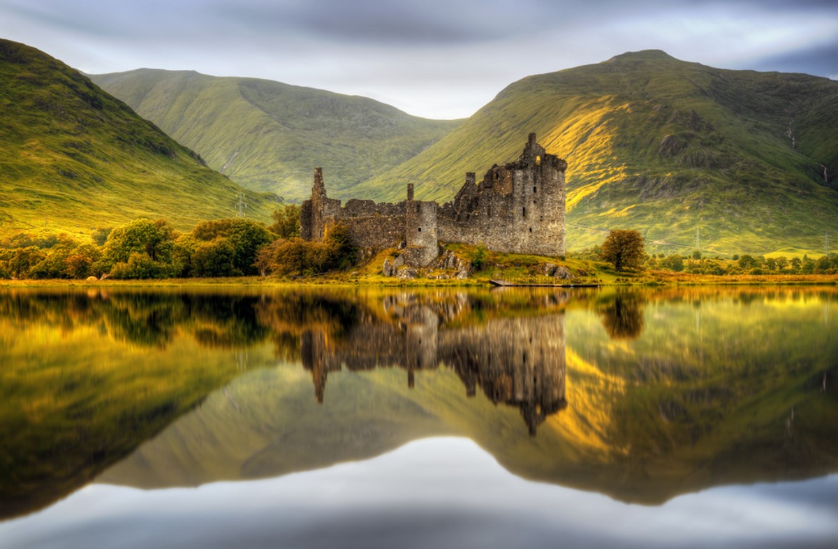 Zamek Kilchurn Zamek Kilchurn to zrujnowana dziś już budowla na skalistym półwyspie na północno-wschodnim krańcu jeziora Loch Awe w Szkocji. Kompleks zamkowy zbudowany ostał po raz pierwszy w połowie XV wieku jako rezydencja jednego z najpotężniejszych i najliczniejszych historycznych klanów szkockich - klanu Campbell (z gałęzi Glenorchy), która przez pierwsze 150 lat rozbudowywała zamek i jego terytorium w okolicy. Po tym, jak klan Campbellów uzyskał tytuł Earls of Breadalbane i przeniósł się do zamku w Taymouth, kompleks Kilchurn wypadł z użycia i popadł w ruinę już w 1770 roku. Obecnie znajduje się pod opieką Historic Environment Scotland i jest otwarty dla zwiedzających w lecie. Do zamku można dotrzeć pieszo z drogi A85 pod pobliskim wiaduktem kolejowym. Idzie się brzegiem jeziora, które może się czasem rozlewać, dlatego zaleca się zachowanie ostrożności.