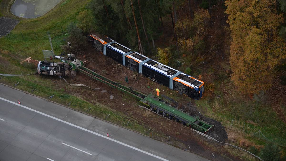 Ciężarówka przewożąca 30-metrowy tramwaj miała wypadek w Niemczech