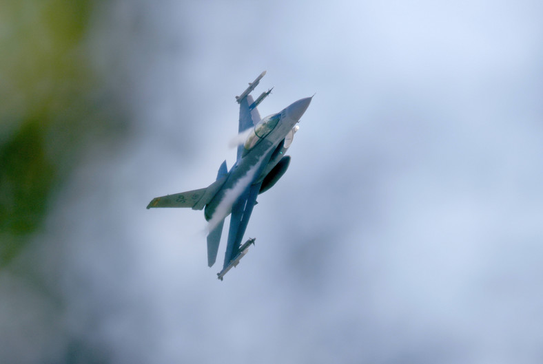 Amerykański F-16 podczas ćwiczeń Air Defender 2023 w NIemczech