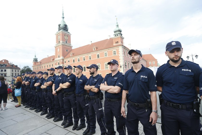 Obchody miesięcznicy smoleńskiej. Krakowskie Przedmieście odgrodzone