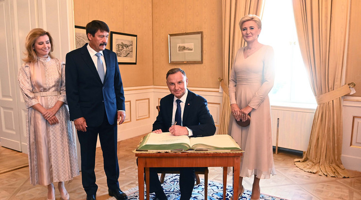 Áder János köztársasági elnök (b2) és felesége, Herczegh Anita (b) vendége, Andrzej Duda lengyel államfő (j2) beír a vendégkönyvbe, mellette felesége, Agata Kornhauser-Duda (j) a Sándor-palotában 2021. szeptember 9-én / Fotó: MTI/Bruzák Noémi