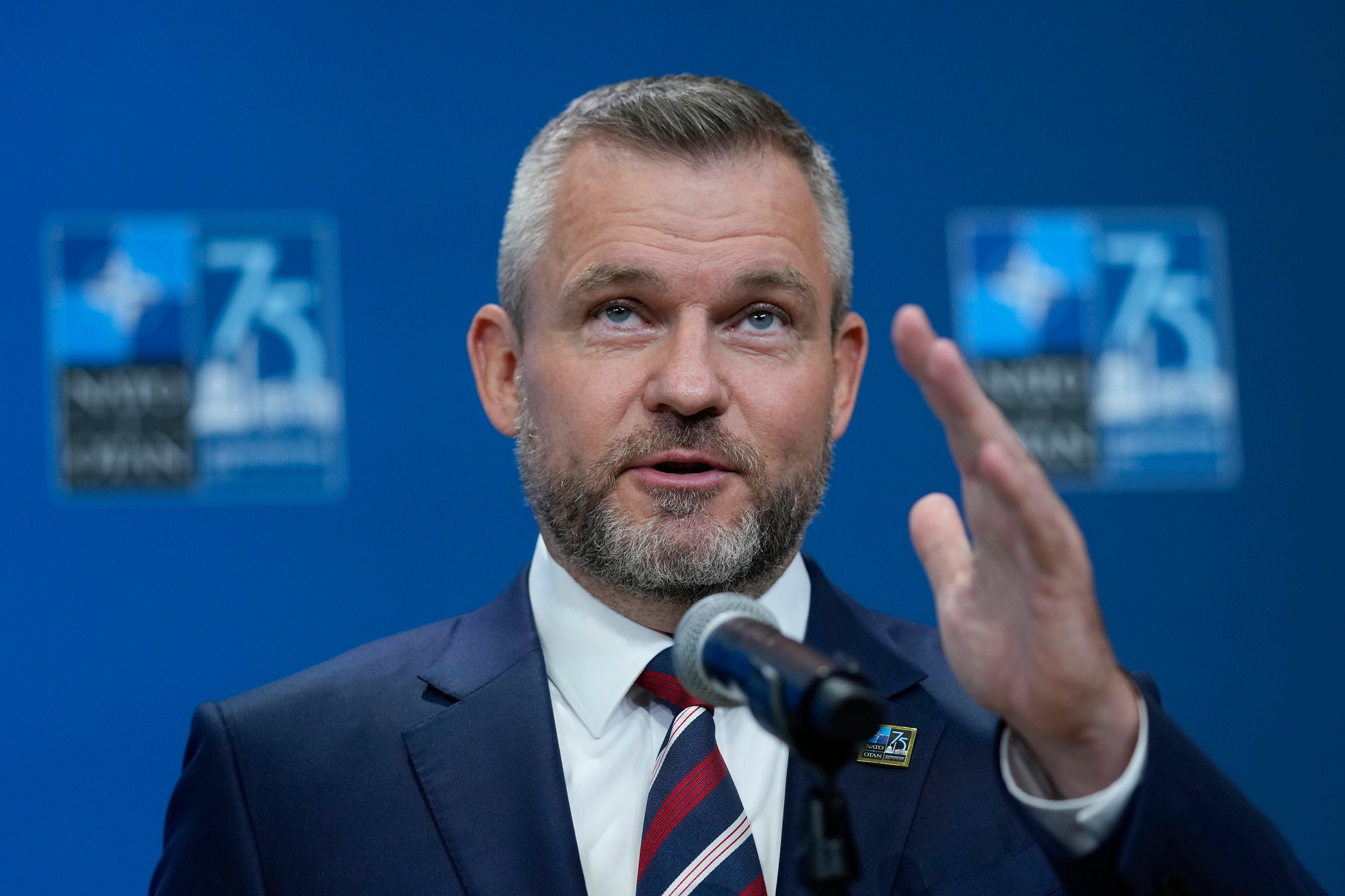 Slovenský prezident Peter Pellegrini hovorí počas príchodu na summit NATO vo Washingtone.