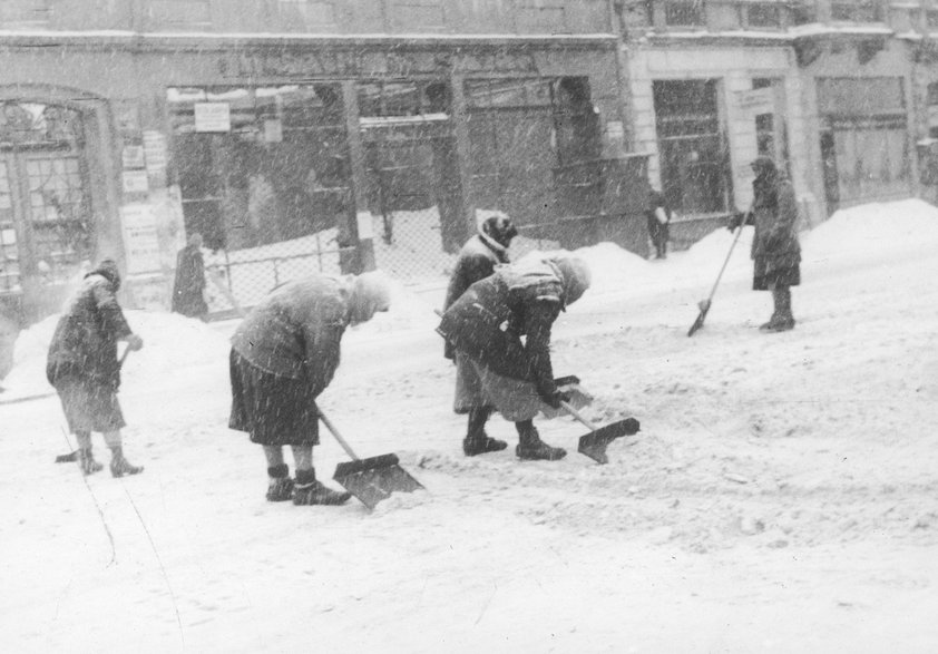 Usuwanie śniegu z ulic Warszawy w 1947 roku (Narodowe Archiwum Cyfrowe, sygnatura: 3/3/0/47/1303).